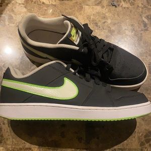 Nike Backboard II SIZE 9.5 men’s LIKE NEW one wear